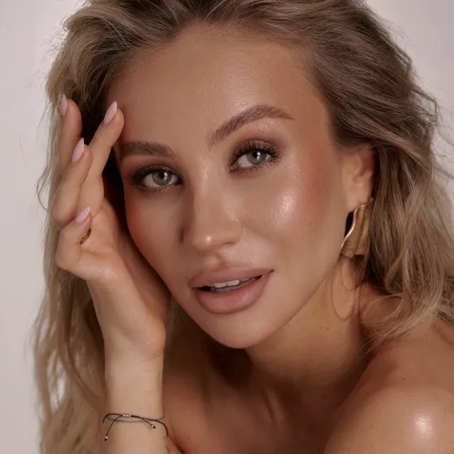 RISHA MAKEUP — логотип